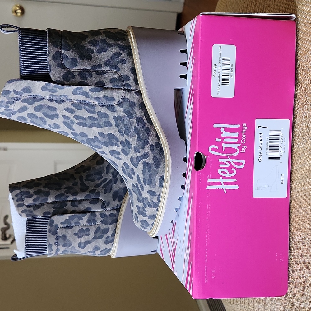 Grey Leopold boots, size 7, faux leather, never worn
